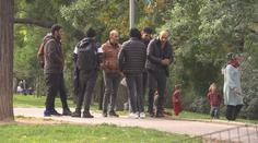 Migranti přespávají na pražském hlavním nádraží. Jsou tam i rodiny s dětmi