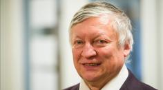Světoznámý šachista je v umělém spánku. Měl zatím neobjasněnou nehodu