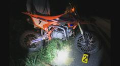 Náctiletí bourali na motocyklu, opilá dívka strčila nohu do výpletu kola