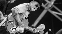 Rána pro hudební svět. Zemřel jeden ze zakladatelů rokenrolu Duane Eddy