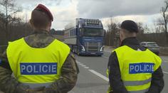 Kvůli opatřením jezdí méně osobních aut. Ubývá nehod i smrtelných zranění