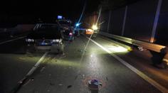 Řidič (23) po nehodě stál na silnici a telefonoval. Smetlo ho jiné auto