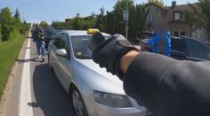 Policie sledovala muže, který měl prodávat drogy. Zadržela ho v taxíku