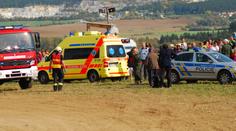 Při závodech rallye-crossu vletěl řidič do diváků. Dva jsou vážně zranění