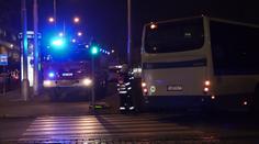 Autobus v Praze srazil ženu! Tělo vyprostili z podvozku hasiči