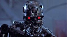 Bizarní zápas obletěl internet. Robot v kleci poslal k zemi influencera