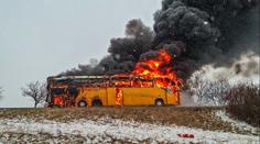 Na dálnici D46 vypuklo peklo. Autobus RegioJetu celý shořel