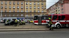 Vážná nehoda v centru Prahy. Ženu museli resuscitovat, dítě je v nemocnici