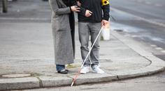 Slepého chlapce nepustil číšník do restaurace! Měl zvláštní důvod