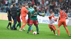 VIDEO: Na olympijském stadionu se fotbalisté hromadně porvali!