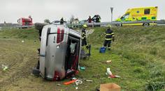 Děsivá nehoda na jihu Čech. Auto skončilo zdemolované na poli