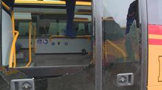 Na autobus nejspíš někdo střílel, uvnitř bylo 18 lidí. Vše řeší policie