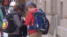 Školáci nosí těžké aktovky! Víme, kolik nejvíc má školní taška vážit