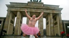 Robert tančí po celém světě v růžové sukni baletky. Zešílel snad? GALERIE