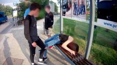 Alkohol i drogy. Strážníci hlídali, aby se dívka (14) neudusila zvratky