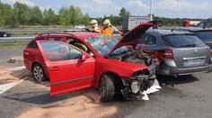 Auto vletělo z dálnice na benzínku. Zbouralo tři auta a stojan