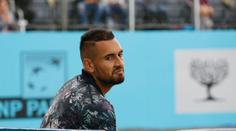 Kyrgios se vysmál oblečení sudího, raketou málem trefil diváka! VIDEO