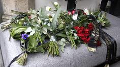 Dušičky a hroby slavných. Z Havlova hrobu bylo málem poutní místo