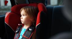 Otec nechal v autě pistoli, hošík (5) se s ní střelil do obličeje!