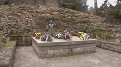 VIDEO: Vandal poškodil bustu prezidenta Beneše! Pátrání