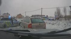 Policie zveřejnila záznam dramatické honičky. Muži v ten den vypršel zákaz řízení