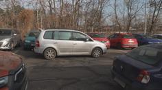 Řidiči u pardubické nemocnice hledali místo i hodinu. Pomůže 70 nových míst