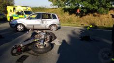 Vážná nehoda na Chrudimsku. Pro motorkáře letěl vrtulník, zraněná je i žena