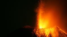 FOTO: Sopka chrlí lávu do výšky tří kilometrů!