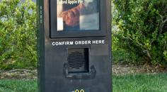 Místo potvrzení objednávek pustili ve fastfoodu zákazníkům porno
