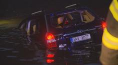 Auto skončilo ve Vltavě, pod hladinu šlo i s řidičem na palubě