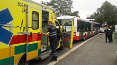 Řidič autobusu se zastal cestující, mladík ho zmlátil berlemi