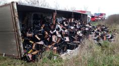 Po silnici teklo pivo. Na Pardubicku se převrátil kamion, který vezl vánoční speciál