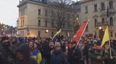 Chyběly roušky i rozestupy. V Praze se kvůli povinnému očkování sešly tisíce lidí