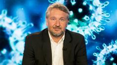 Covidová vakcína znepokojila Čechy. Přínosy jsou nad riziky, uklidňuje Smejkal
