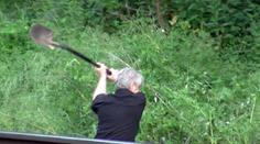 Rychtář to s křížem pro Ivetu myslí vážně: Už kope jámu u kolejí a sedá si na ně! VIDEO