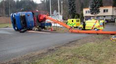 Vážná nehoda na Vsetínsku: S dělníky se převrátila plošina