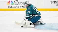Šílené chyby brankáře potopily Sharks. Obejmeme ho a jdeme dále, hájí jej kouč
