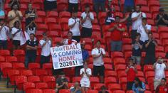 Vážná nehoda ve Wembley. Fotbalový fanoušek spadl z tribuny