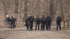 Násilník z Kunratic stále uniká. Policie má v hledáčku muže z hospody