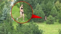 VIDEO: Nahý mladík v podprsence děsil ženy v parku! Poznáte ho?