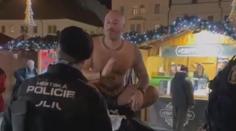 VIDEO: Muž v Plzni se obnažoval na ulici. Je demokracie, hájil se před strážníky