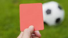 Šílenosti na fotbale v Meziboří. Trenér škrtil rozhodčího, zápas se nedohrál. Přijela i policie