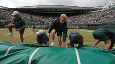 VIDEO: Parádní práce! Tak rychle se Wimbledon ukryje před deštěm