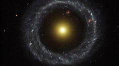 FOTO: Podivná prstencová galaxie udivila astronomy