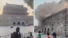 VIDEO: Střecha historické památky se zřítila k zemi. Turisté utíkali jako o život
