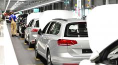 Automobilkám chybí lidi, k pásu musí i kancelářské "krysy"