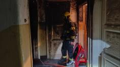 Požár zachvátil byt v Praze. Zemřel jeden člověk, hasiči evakuovali desítky lidí