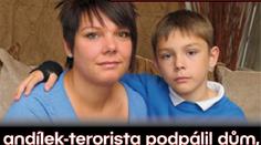 ZOUFALÁ RODINA: andílek-terorista podpálil dům, shodil dědu ze schodů...