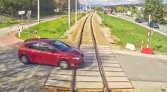 VIDEO: Noční můra všech řidičů. Strojvedoucí nemohl srážce nijak zabránit