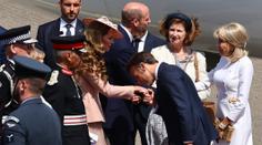 Macron vroucně laškoval s princeznou Kate. William ho musel zklidnit